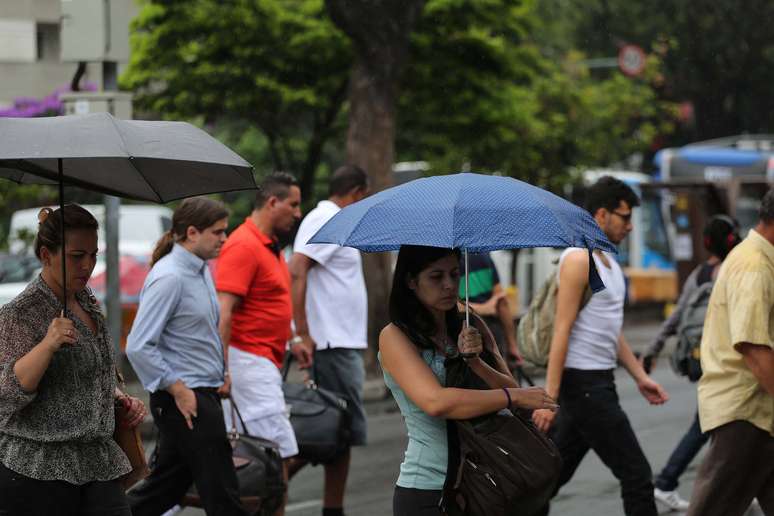 A saída para o trabalho foi debaixo de muita chuva para os paulistanos