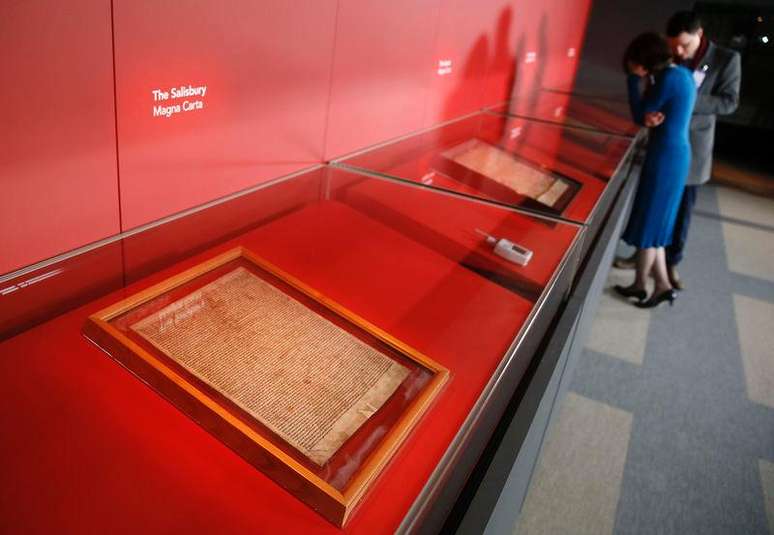Mulher observa as quatro c&oacute;pias da Magna Carta, na Biblioteca Brit&acirc;nica, em Londres, na Inglaterra, em fevereiro. 02/02/2015