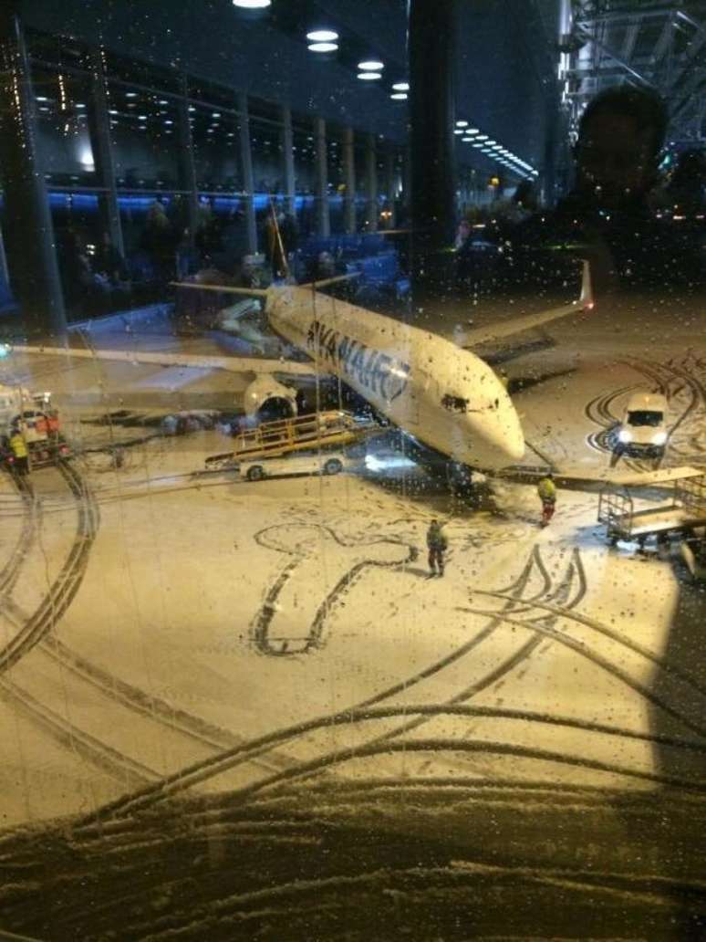 <p>Um pênis foi desenhado na pista do aeroporto de Dublin, na Irlanda</p>