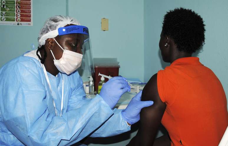 Um agente de saúde injeta em uma mulher uma vacina contra o ebola em Monróvia, em 2 de fevereiro