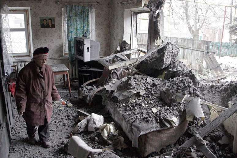 Casa destruída por bombardeio nos arredores de Donetsk, segundo moradores. 30/01/2015