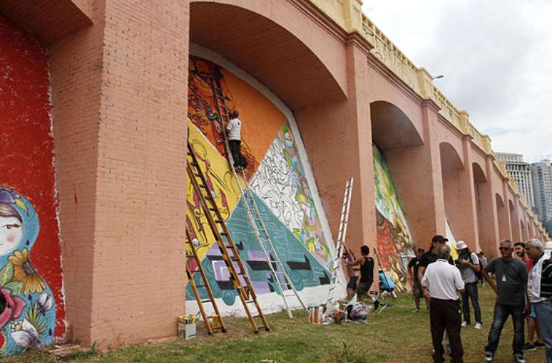 Mural foi pintado no final de semana com a autorização da prefeitura