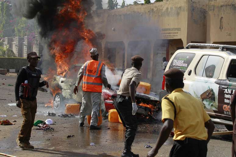 <p>Um carro pega fogo no local da explos&atilde;o de uma bomba apenas alguns minutos depois de o presidente nigeriano, Goodluck Jonathan, ter deixado o local, em Gombe, em outro ataque</p>