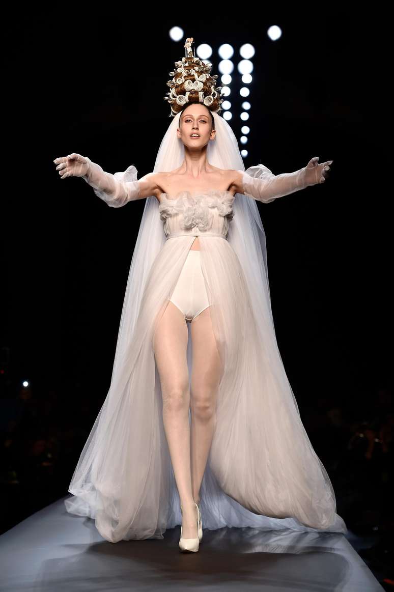 Noiva que abriu o desfile de Jean Paul Gaultier vem com hot pant e penteado feito com bobes e bonequinhos de bolo de casamento