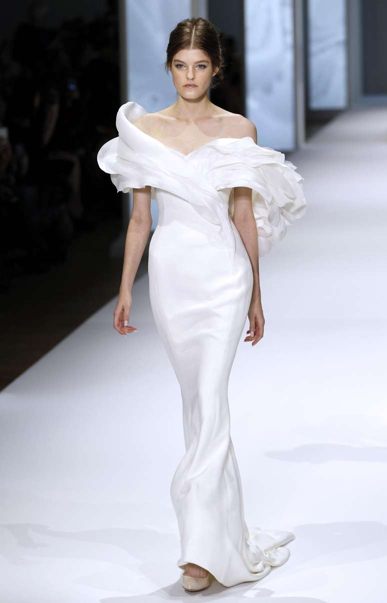 Este modelo da grife Ralph&Russo é para noivas que querem fugir do tradicional vestido com saia ampla. Detalhe no decote exclui necessidade de véu