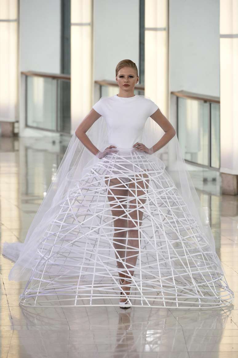 Só para as modernas: o modelo proposto pro Stéphane Rolland deixa à vista à armação das saias amplas, como se fosse um crinolina atual
