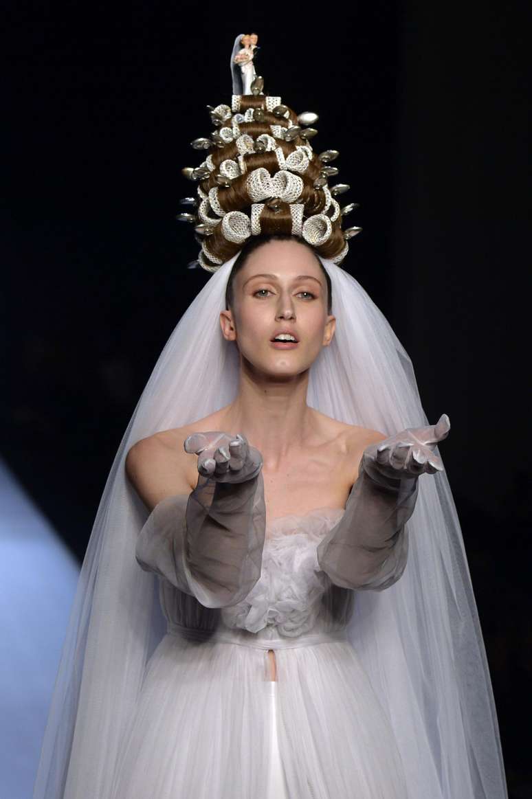 Detalhe do enfeite de cabeça proposto por Jean Paul Gaultier: para noivas mais do que modernas