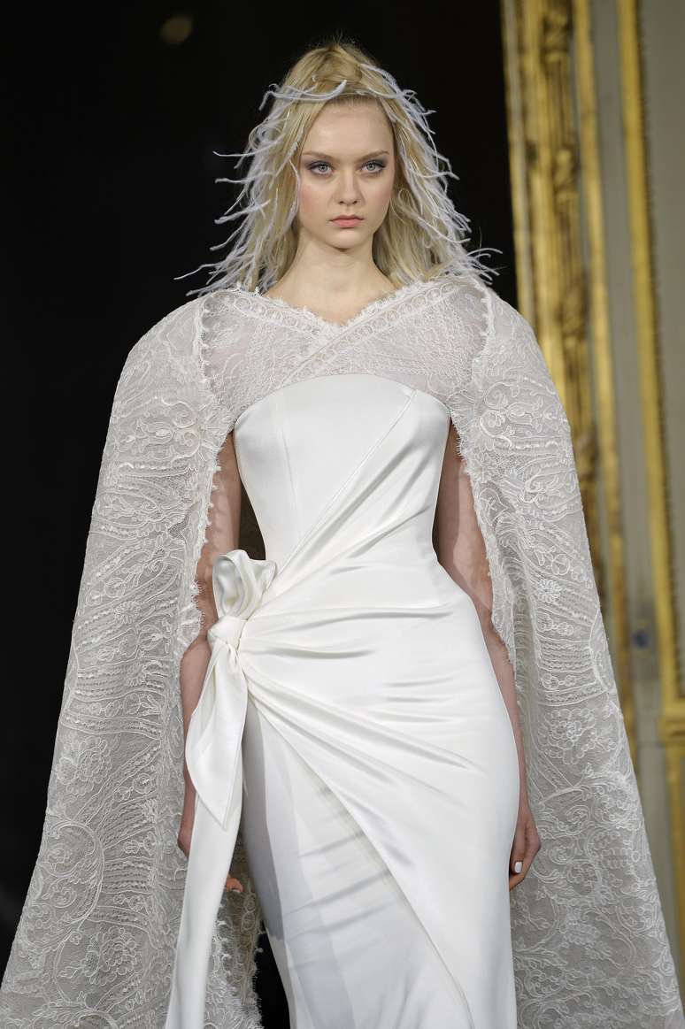 Outra sugestão de Alexis Mabille traz capa mais estruturada sobre vestido justo com laço na lateral