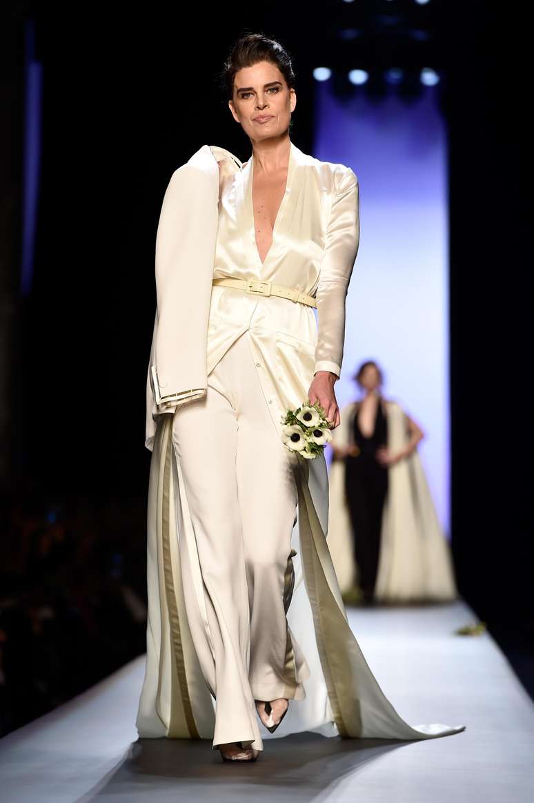 Para as noivas mais velhas, Jean Paul Gaultier propõe calça comprida e casaco com cauda e decote V
