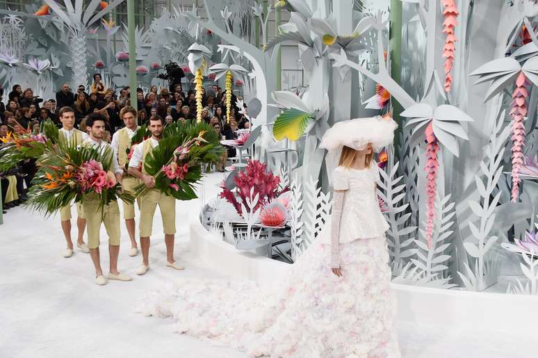 Chanel encerrou o desfile com modelo vestida de noiva e séquito de pajens atrás: saia feita com flores aplicadas