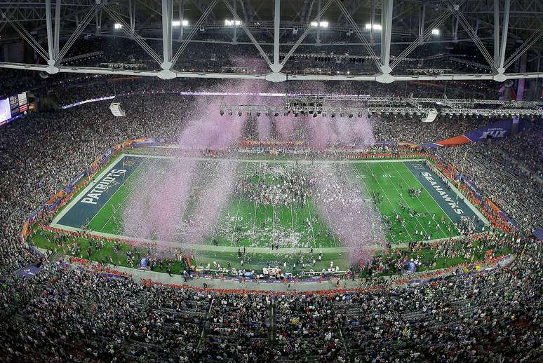 <p>Os jogadores e treinadores dos Patriots festejaram o quarto título na NFL após ganharem o Super Bowl XLIX contra os Seahawks; Tom Brady foi nomeado o melhor jogador da partida</p>