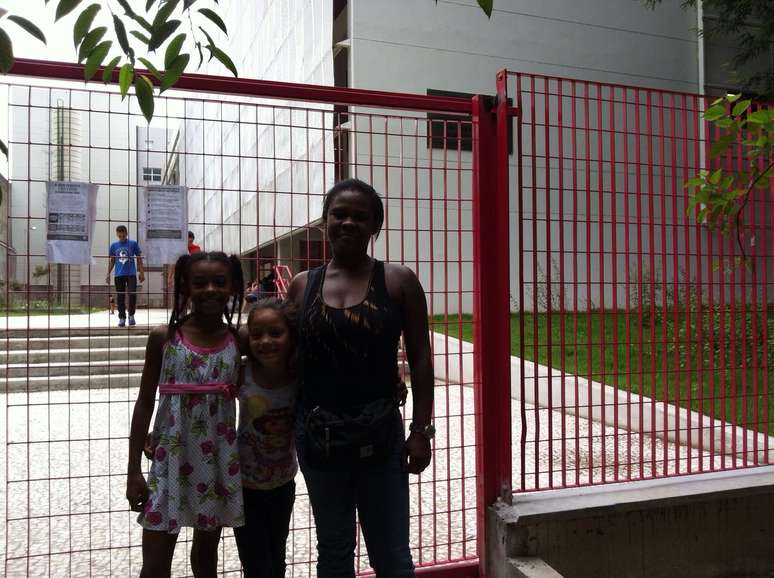 <p>A ajudante de cozinha Vânia Pereira de Sousa, que tem uma filha e uma sobrinha matriculadas na Escola Estadual Prudente de Moraes, em São Paulo</p>