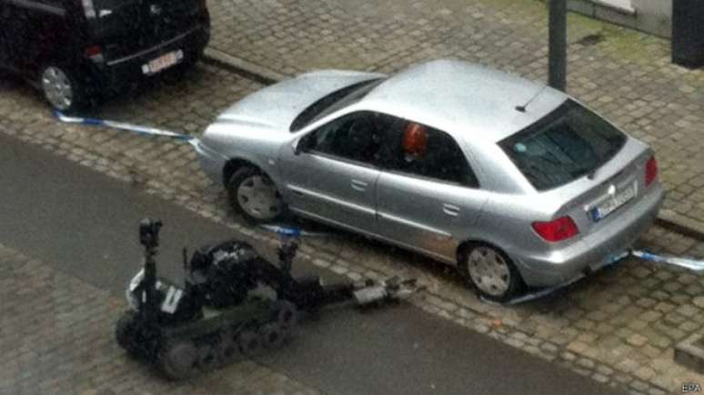 Carro suspeito é revistado pela polícia em frente ao parlamento europeu em Bruxelas: número de ameaças aumentou na Bélgica desde ataques em Paris