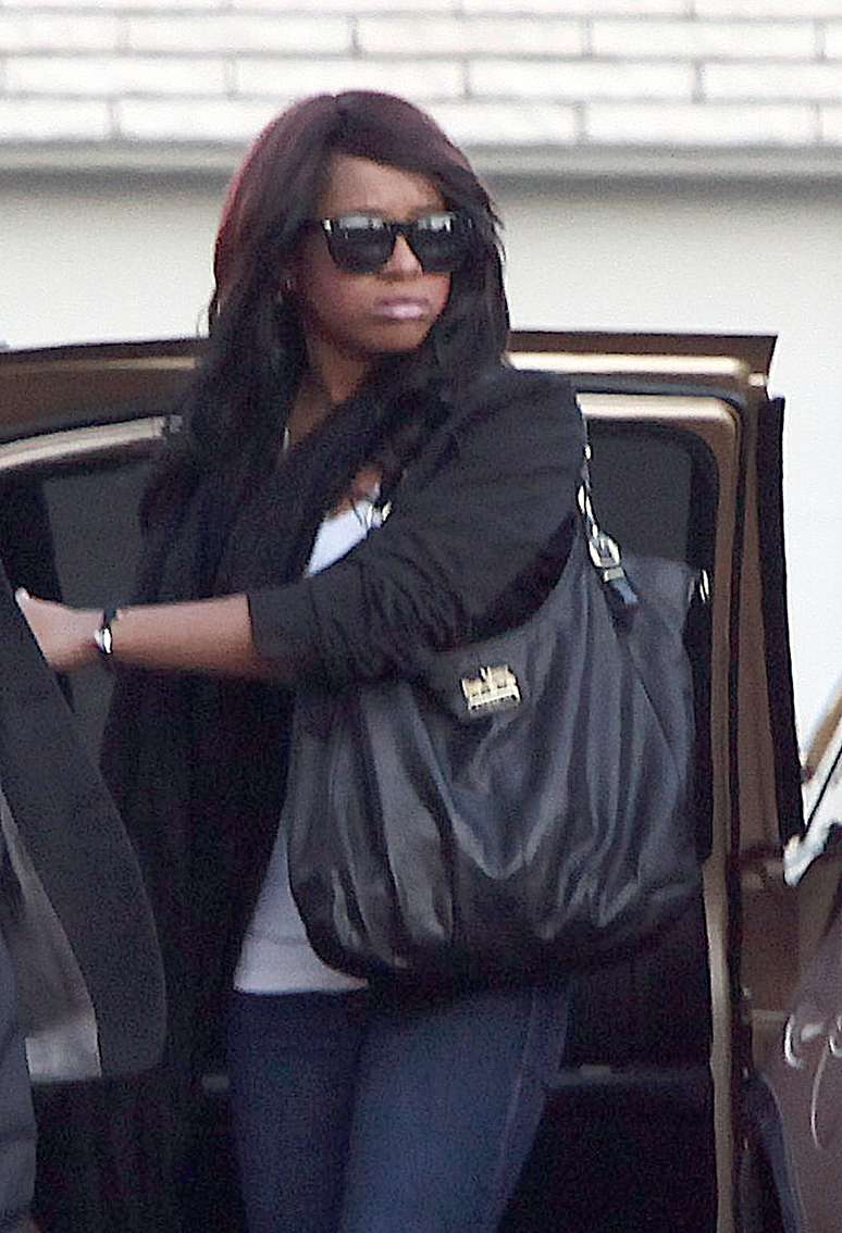 Bobbi Kristina é filha única da cantora Whitney Houston, encontrada morta em 2012 afogada em uma banheira de hotel devido ao abuso de cocaína