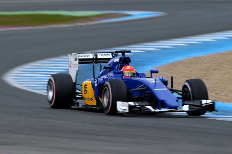 Tarde: Felipe Nasr, brasileiro novato na F1, cravou melhor tempo, de 1min21s54