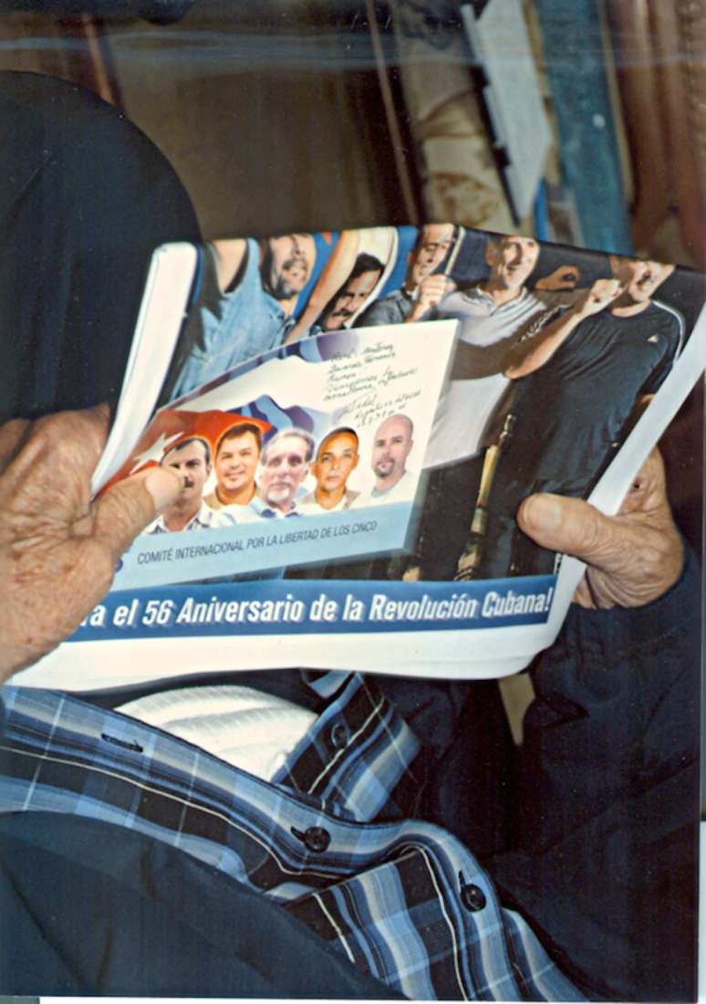 Líder cubano apareceu com jornal na mão
