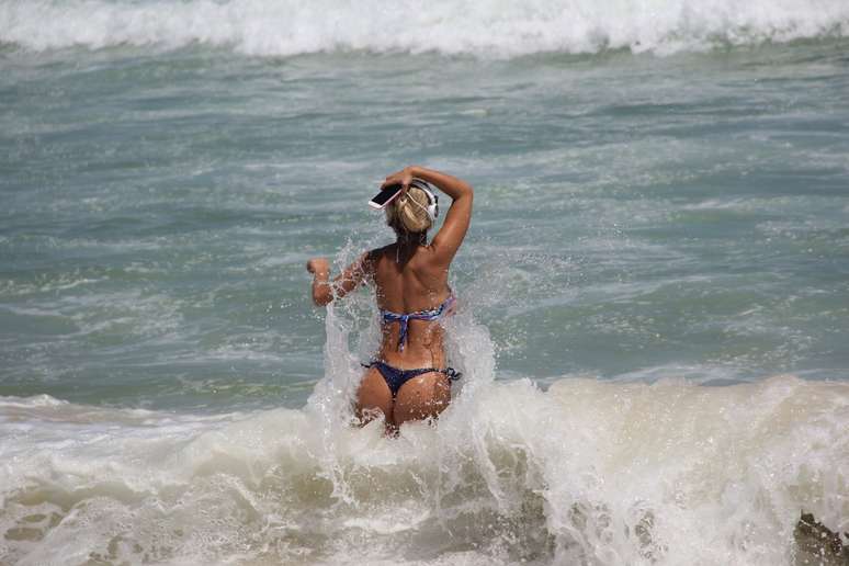 Robertha Portella mostrou toda a sua boa forma física na praia da Barra da Tijuca, nesta terça (3)