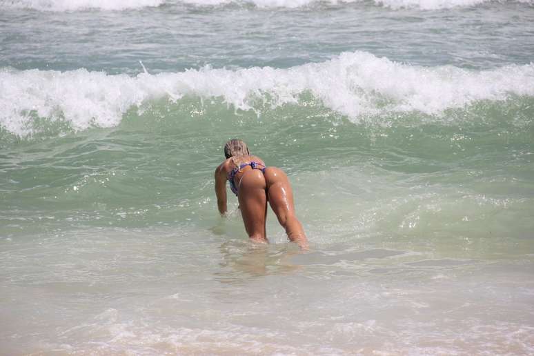Robertha Portella mostrou toda a sua boa forma física na praia da Barra da Tijuca, nesta terça (3)