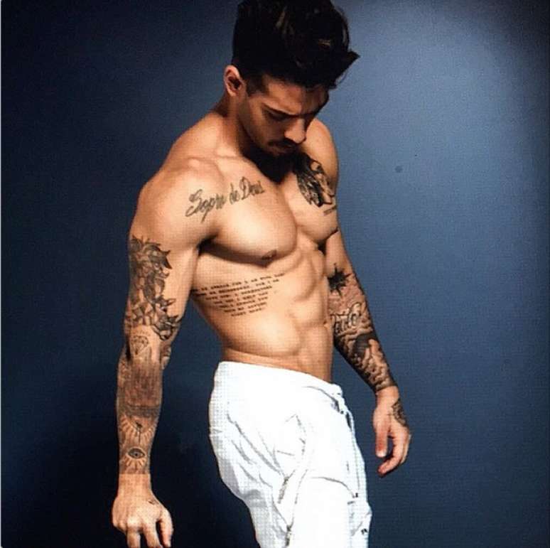 Lucas Lucco exibiu o tanquinho em ensaio para uma grife 