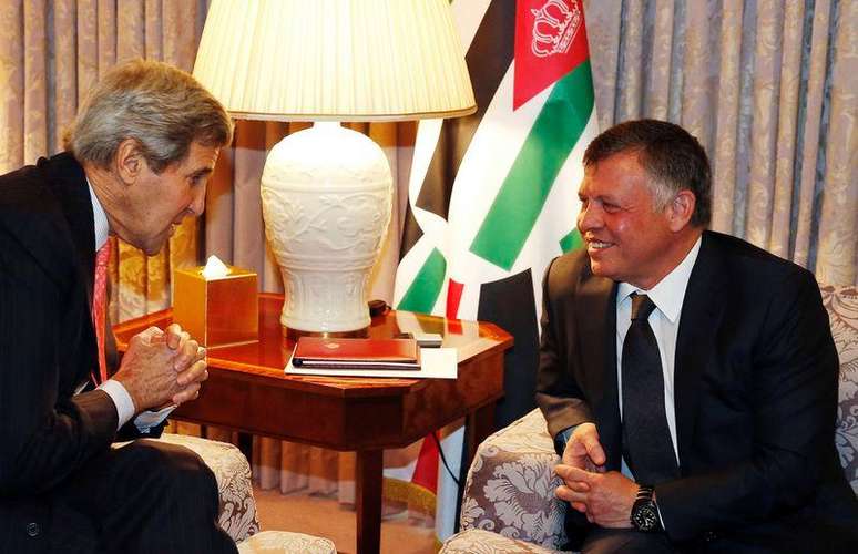 <p>O rei Abdullah (direita), da Jordânia, se reúne com o secretário de Estado norte-americano, John Kerry, em Washington, nos Estados Unidos, em 3 de janeiro</p>
