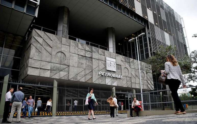 <p>Nem a negativa do governo sobre a saída de Graça Foster diminuiu a alta das ações da Petrobras.</p>
