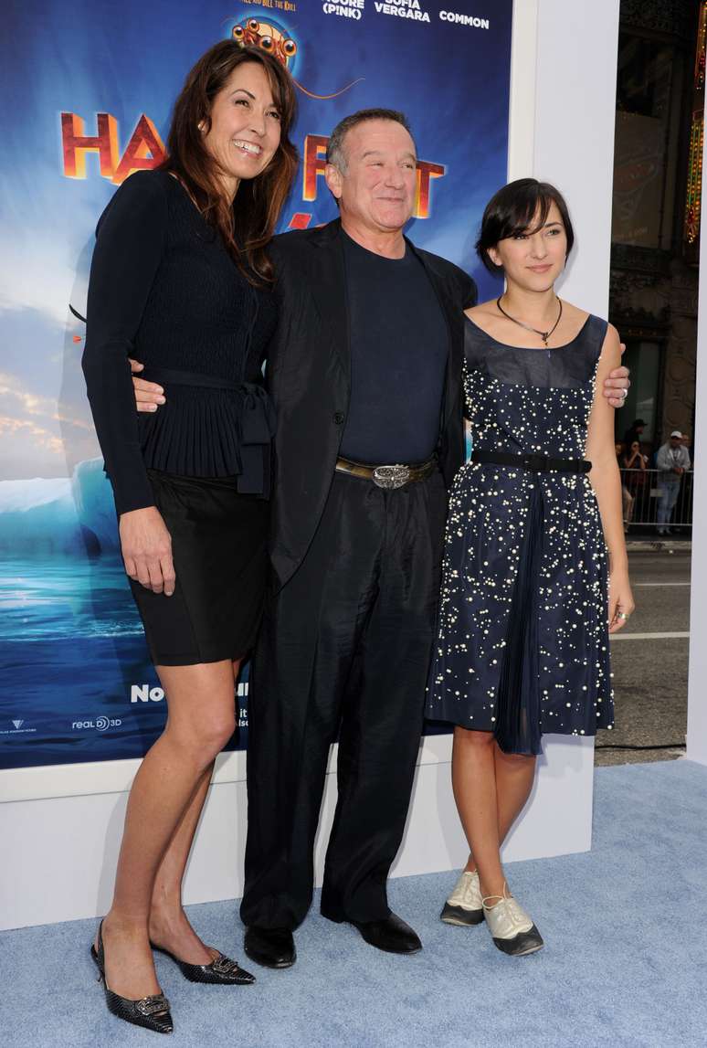 Na foto, Robin Williams aparece entre sua terceira mulher, Susan Schneider Williams, e a filha Zelda Williams