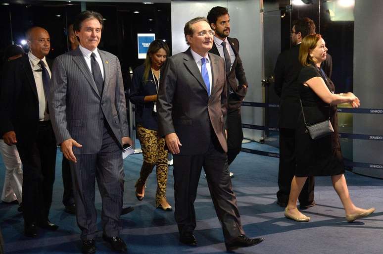 Senadores Eunício Oliveira e Renan Calheiros, presidente do Senado, chegam para reunião com líderes