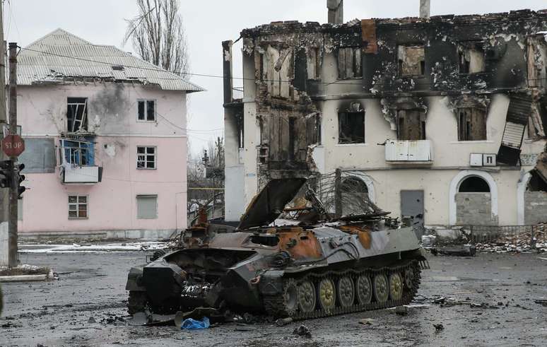 <p>Um ve&iacute;culo blindado e um edif&iacute;cio destru&iacute;dos ap&oacute;s combates entre for&ccedil;as do governo e separatistas&nbsp;na regi&atilde;o de Donetsk</p>