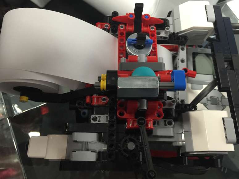 Primeira versão da impressora Braigo, gadget para imprimir materiais em braile feito com Lego