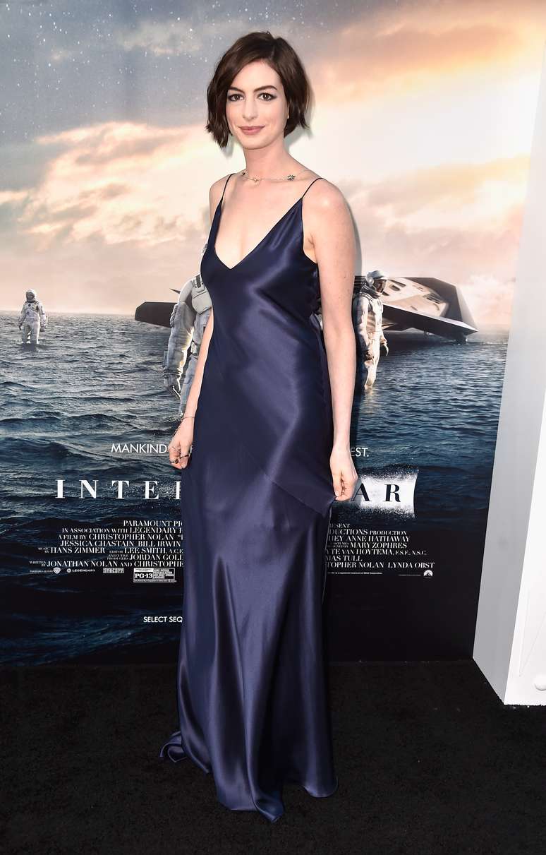 Sem rendas, mas com colar nas costas, a atriz Anne Hathaway apostou no vestido tipo camisola azul para participar do lançamento do filme Interestelar