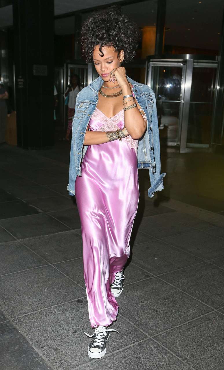 Em 2013, Rhianna já usava a tendência, como neste vestido camisola rosa, com renda, que combinou com tênis e jaqueta jeans. A impressão é que a cantora saiu da cama e foi assim, só colocando nos pés e nos ombros o que tinha pela frente