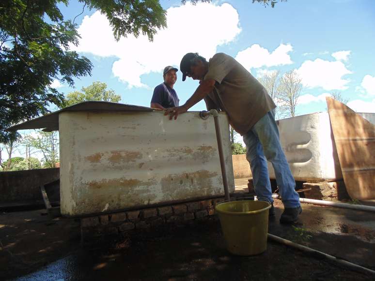 Funcionários da prefeitura de Guararapes realizam a limpeza de caixas d'água