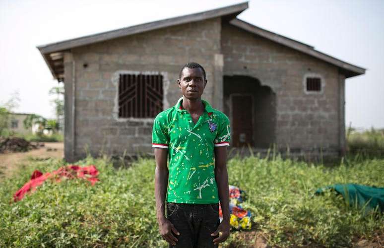 Sobreviente do Ebola Alimamy Kanu posa para fotos em Freetown, Serra Leoa.