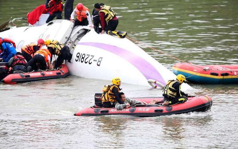 Resgate dos sobreviventes na queda de avião em Taiwan. 04/01/2015