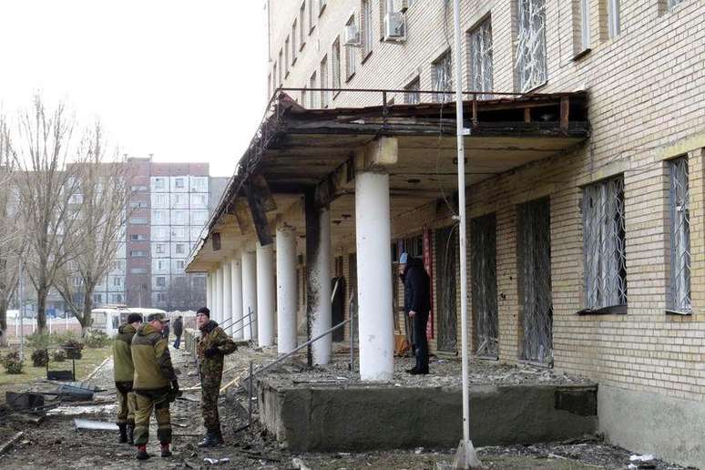 Combatentes separatistas ucranianos em hospital danificado por bombas em Donetsk. 04/02/2015