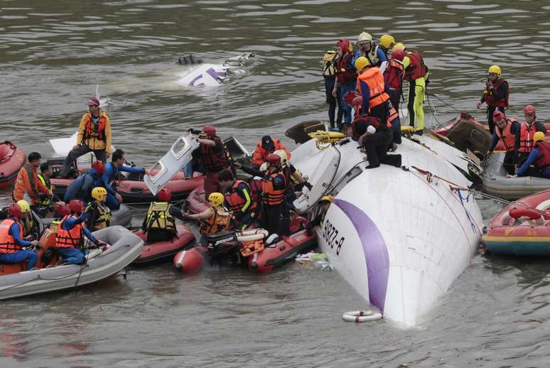 Equipes de resgate tentam salvar passageiros e tripulantes presos nas ferragens