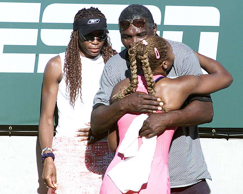 <p>Serena abraça pai após final de Indian Wells em 2001; 14 anos de boicote por causa de manifestações interpretadas como racistas pela família Williams</p>