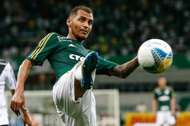 Alan Patrick fez sua estreia oficial com a camisa do Palmeiras