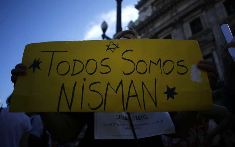 Uma mulher segura uma placa que diz "Somos todos Nisman" durante manifestação em frente ao Congresso argentino em Buenos Aires