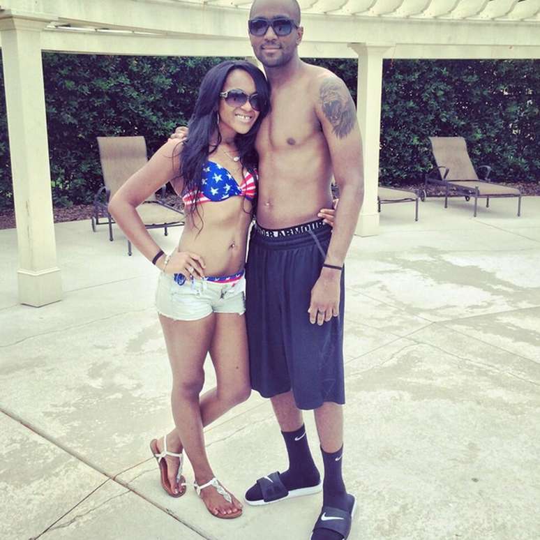 <p>Bobbi Kristina posa com Nick Gordon: os dois viviam juntos, apesar de nunca terem se casado legalmente</p>