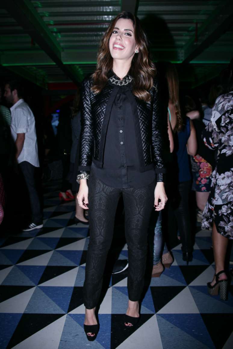 <p>A blogueira Camila Coutinho apostou em look todo preto para o evento</p>