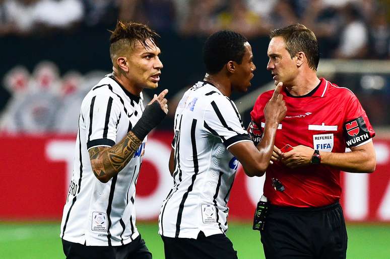 <p>Guerrero foi expulso logo aos 25min do primeiro tempo em duelo contra Once Caldas</p>