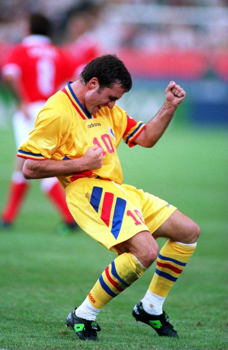 Hagi é histórico jogador da Romênia