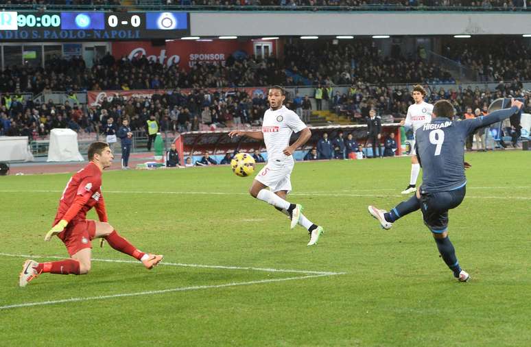 <p>Higua&iacute;n chuta forte para marcar o gol da classifica&ccedil;&atilde;o do Napoli</p>