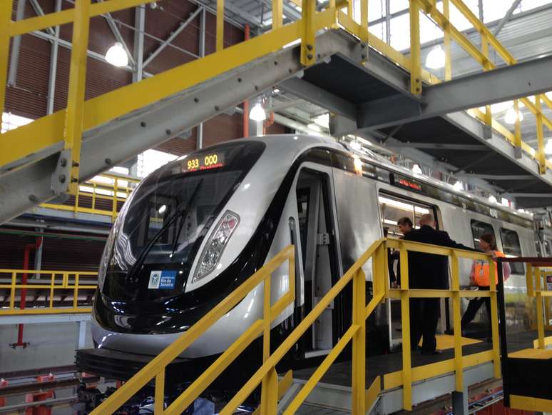 Novo trem da Linha 4 do Metrô do Rio está sendo testado na sede da empresa no centro