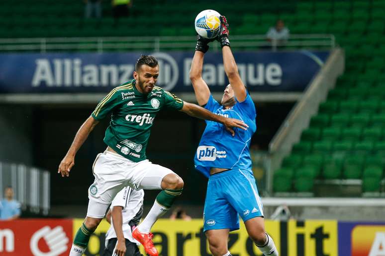 Leandro Banana disputa bola no alto com goleiro Matheus