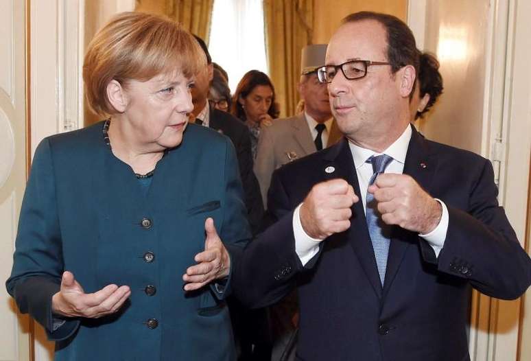 A chanceler alemã, Angela Merkel, e o presidente francês, François Hollande durante encontro em Milão. 17/10/2014.