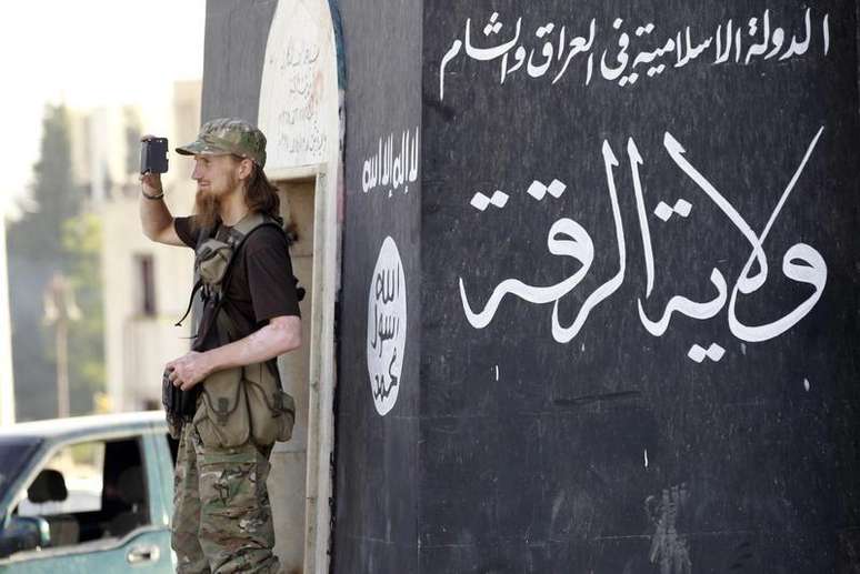 <p>Militante do Estado Islâmico usa celular para gravar outros militantes em Raqqa, Síria</p>