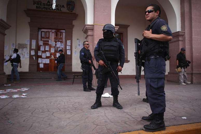 Policiais mexicanos após tiroreio na cidade de Apatzingan. 06/01/2015