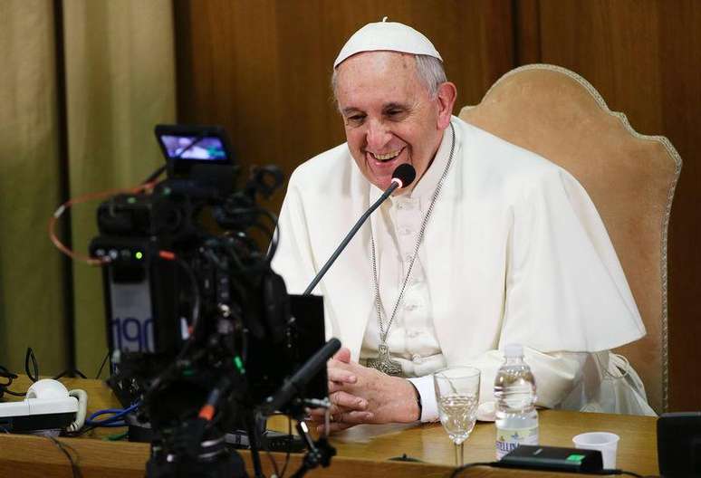 <p>O Papa Francisco conversa via internet com uma menina e diz que não é bom com computadores</p>